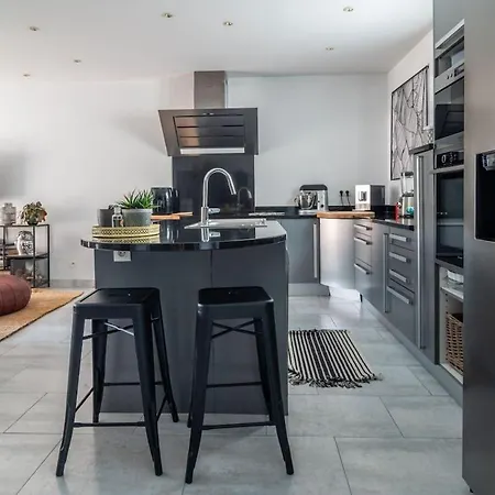 Vakantiehuis Les Lauriers - 3 Bedrooms, Hyper-centre&pool